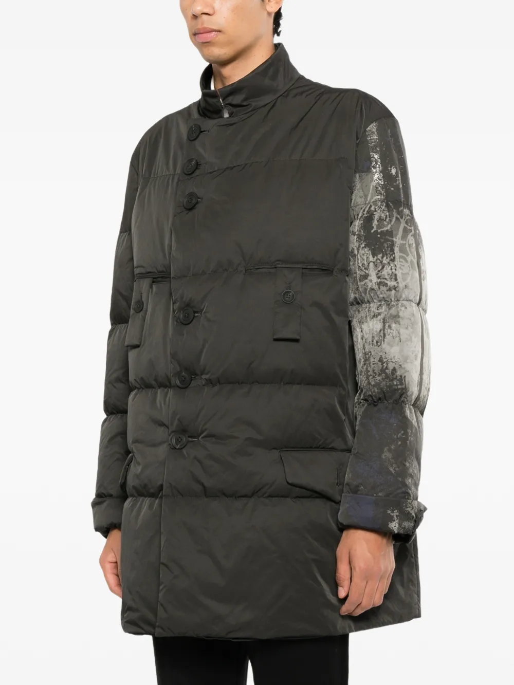 Yohji Yamamoto Gewatteerd jack met hoge hals en grafische print Zwart