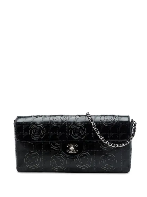 CHANEL Pre-Owned bolsa de hombro East West Flap de charol Camellia cortada a láser 2002-2003