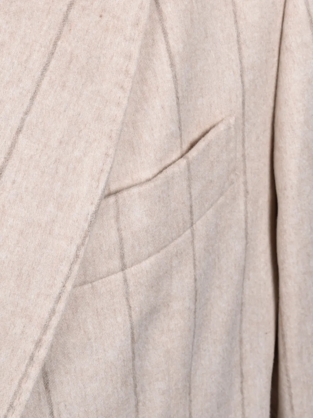 Brunello Cucinelli Pak met krijtstreep en dubbele rij knopen Beige