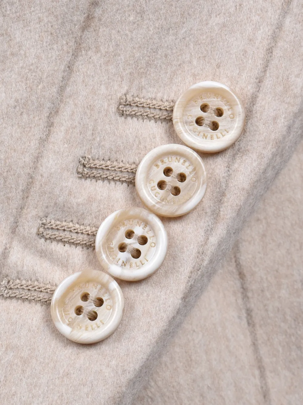 Brunello Cucinelli Pak met krijtstreep en dubbele rij knopen Beige