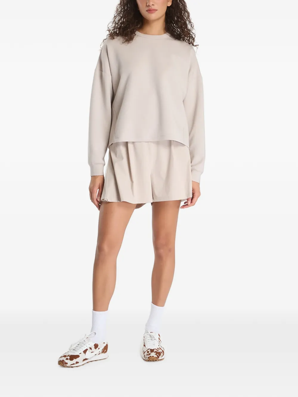 Nike 24.7 PerfectStretch geplooide shorts met split aan de zijkant Beige