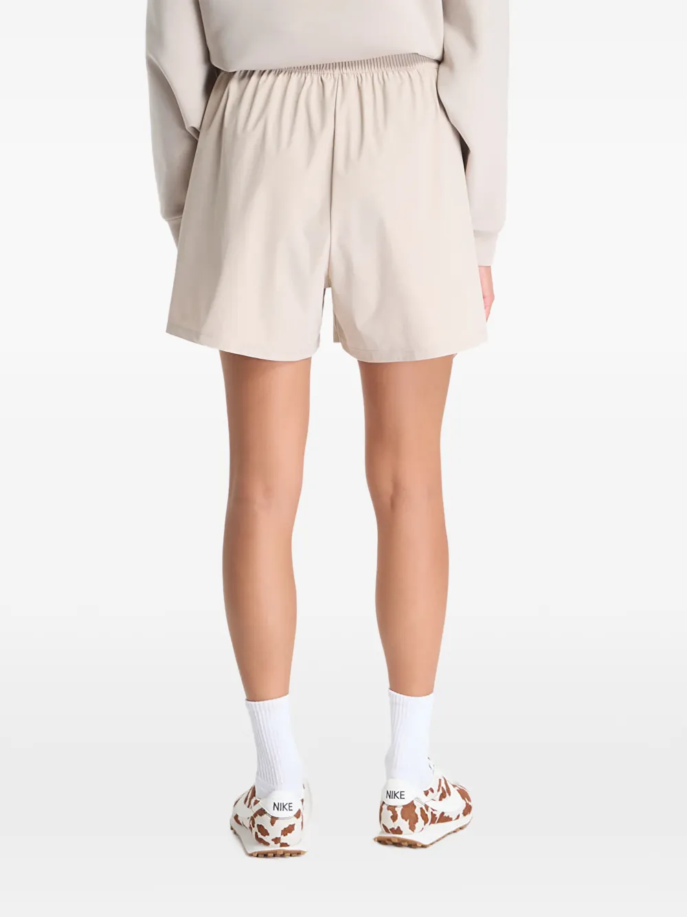 Nike 24.7 PerfectStretch geplooide shorts met split aan de zijkant Beige
