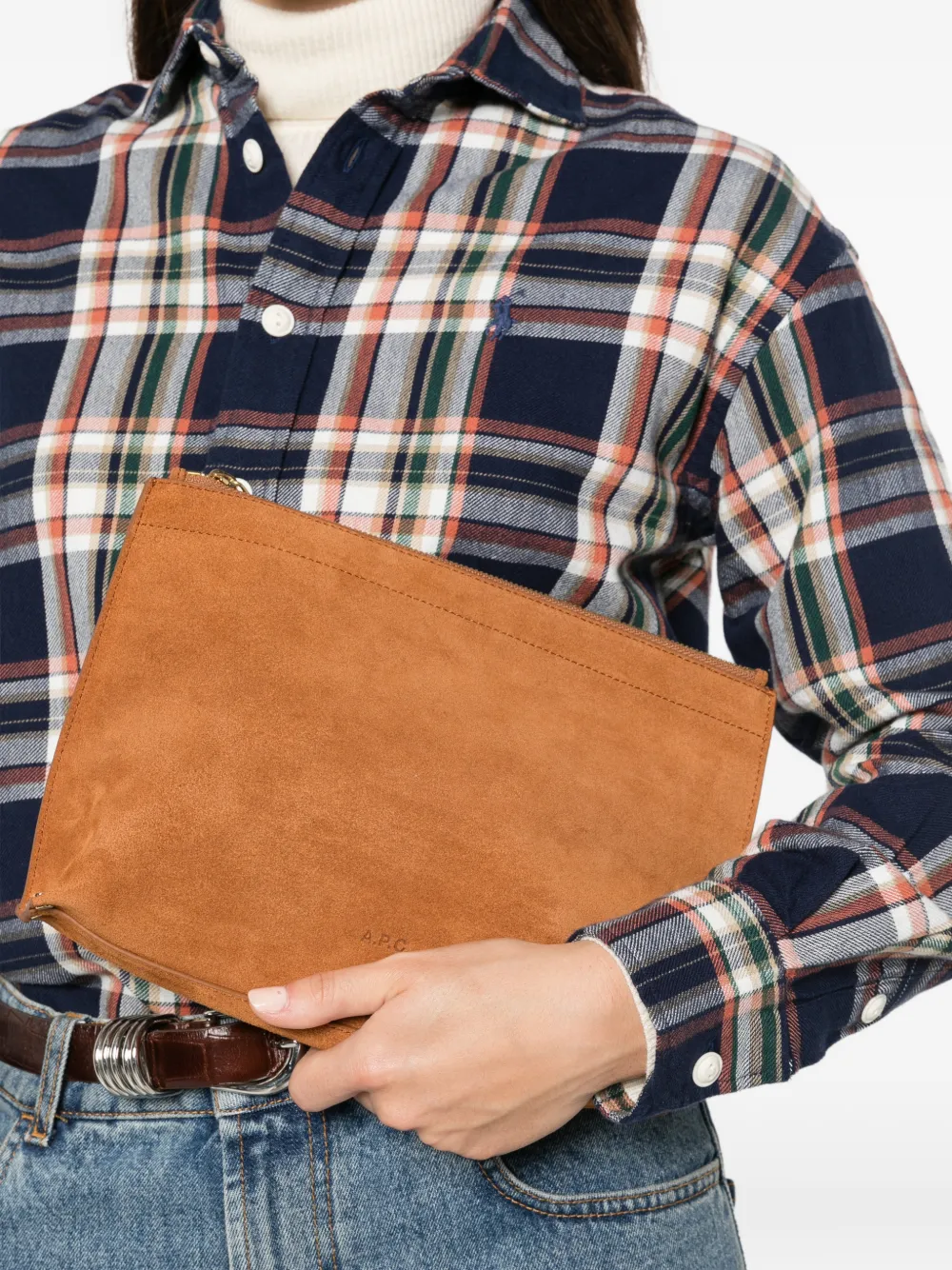 A.P.C. Suède clutch met logo-print Bruin