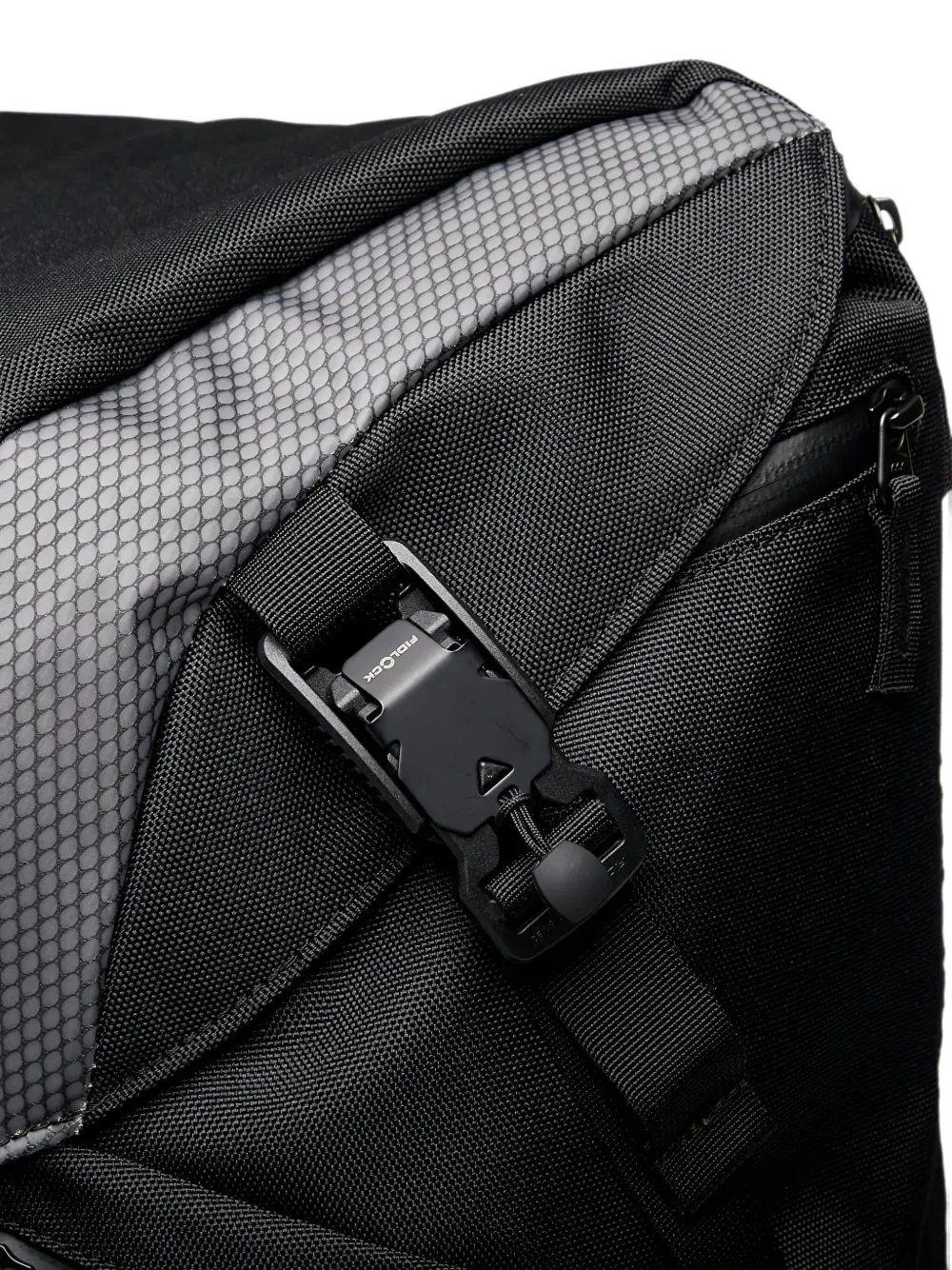 Oakley 30L Latitude Flex multi-pocket backpack Zwart
