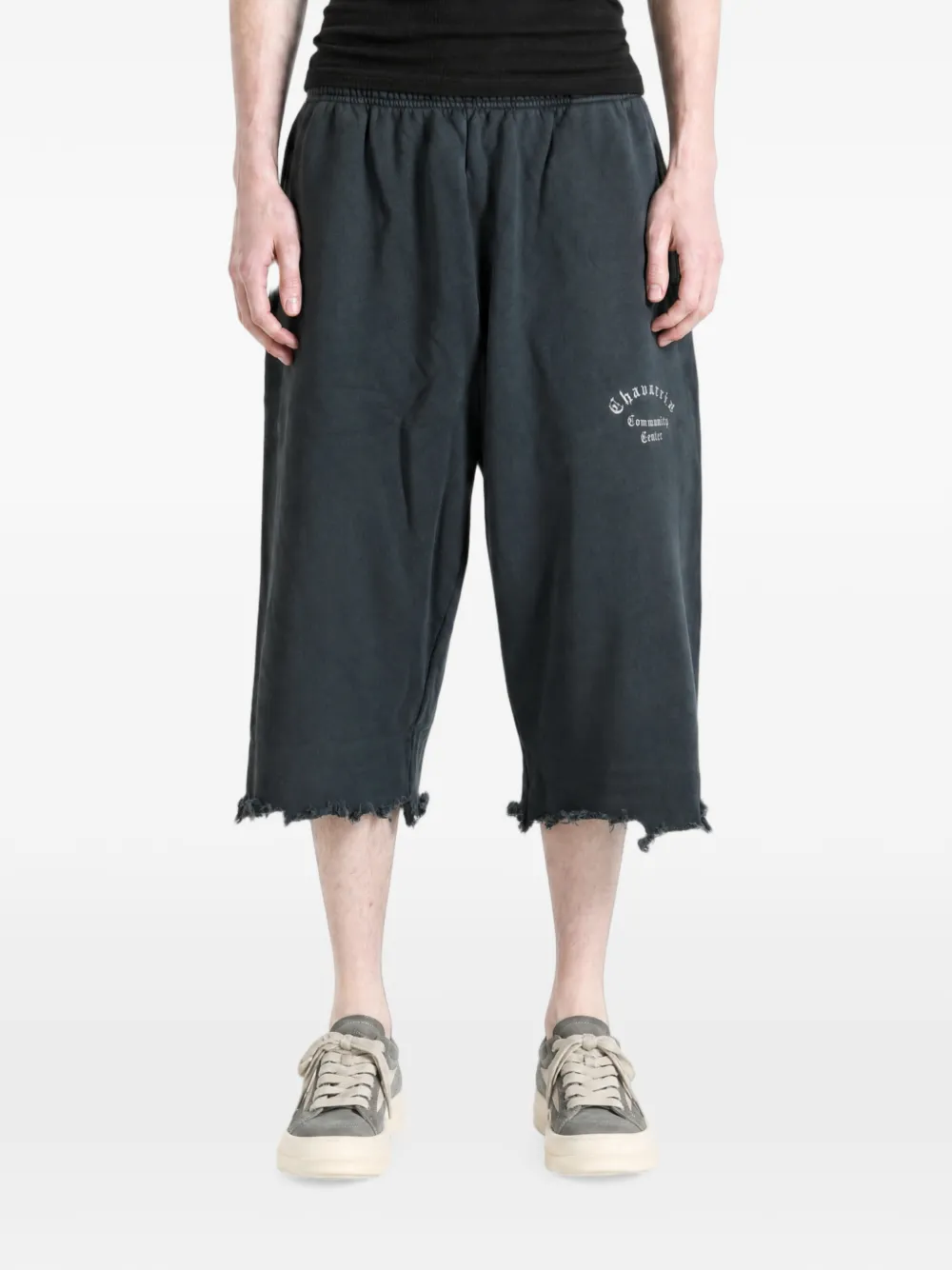 Willy Chavarria Gerafelde shorts met logo-print Grijs
