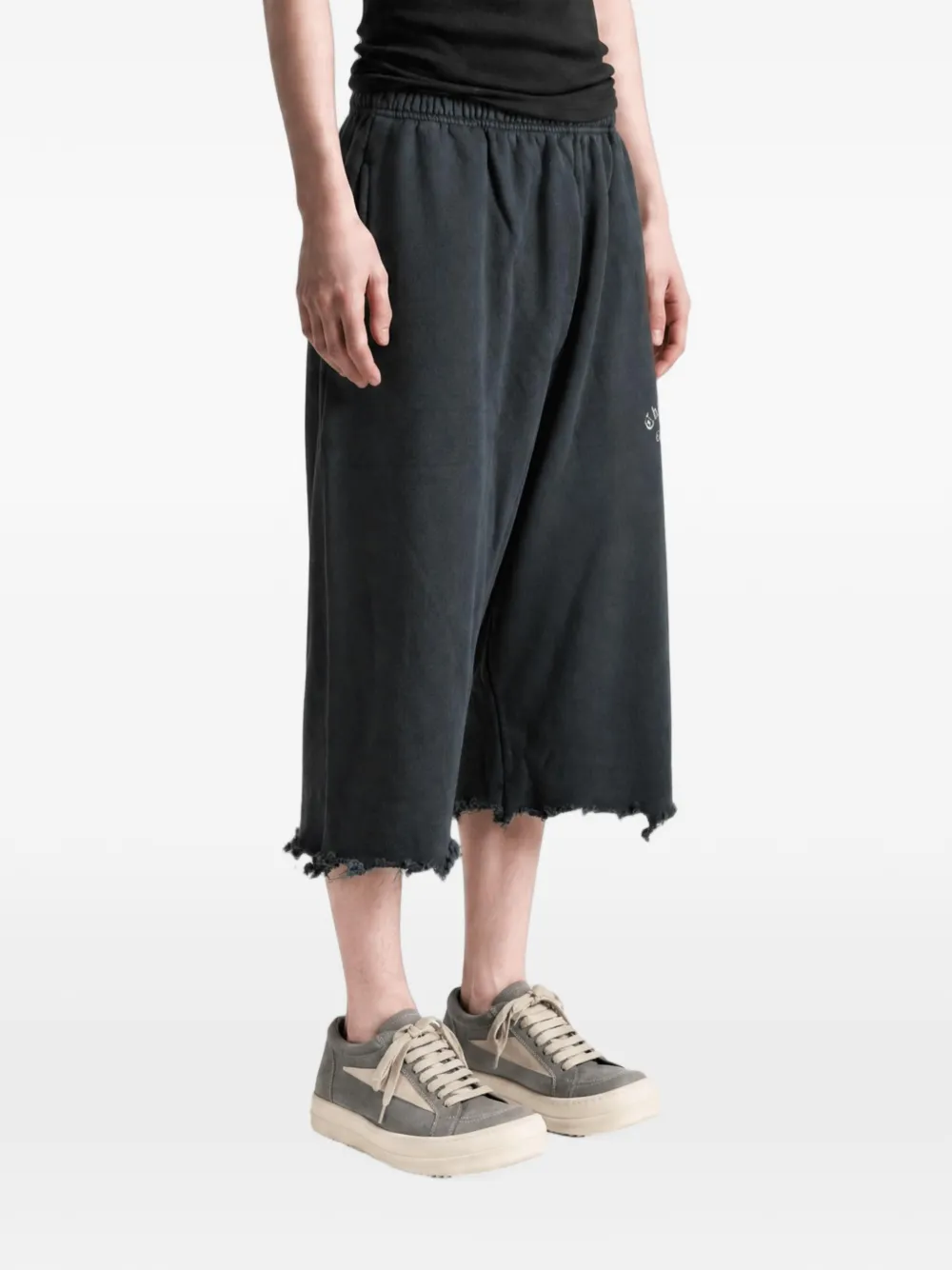 Willy Chavarria Gerafelde shorts met logo-print Grijs