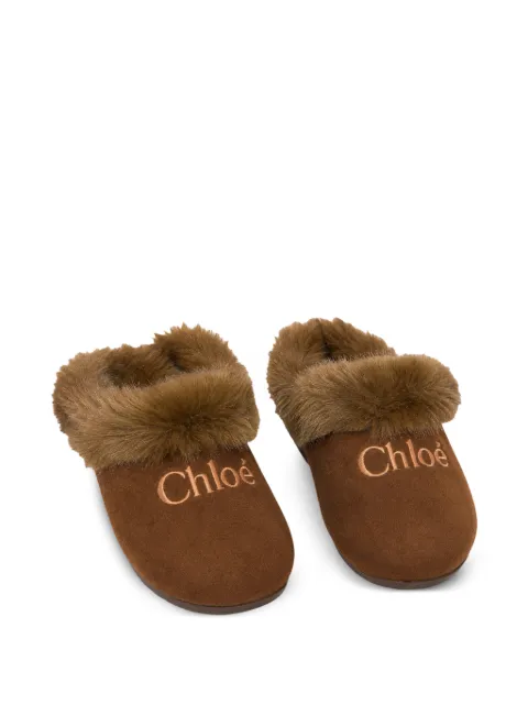 Chloé Kids slippers con logo bordado y ribete de pelo artificial