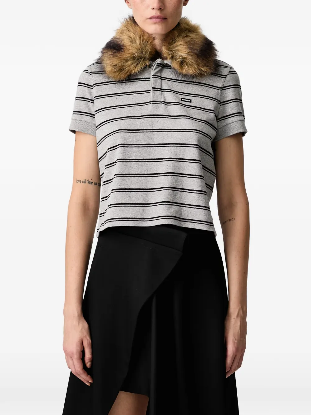 VETEMENTS faux-fur collar striped polo shirt Grijs