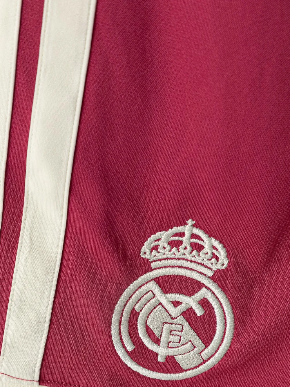adidas Kids Real Madrid 26 27 Third Kit set met geborduurd logo en gestreept detail Rood