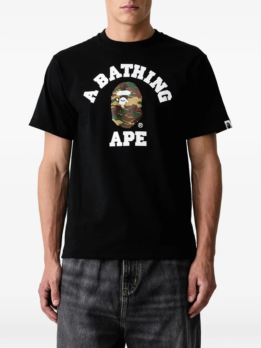 A BATHING APE College T-shirt met camouflage-print Zwart