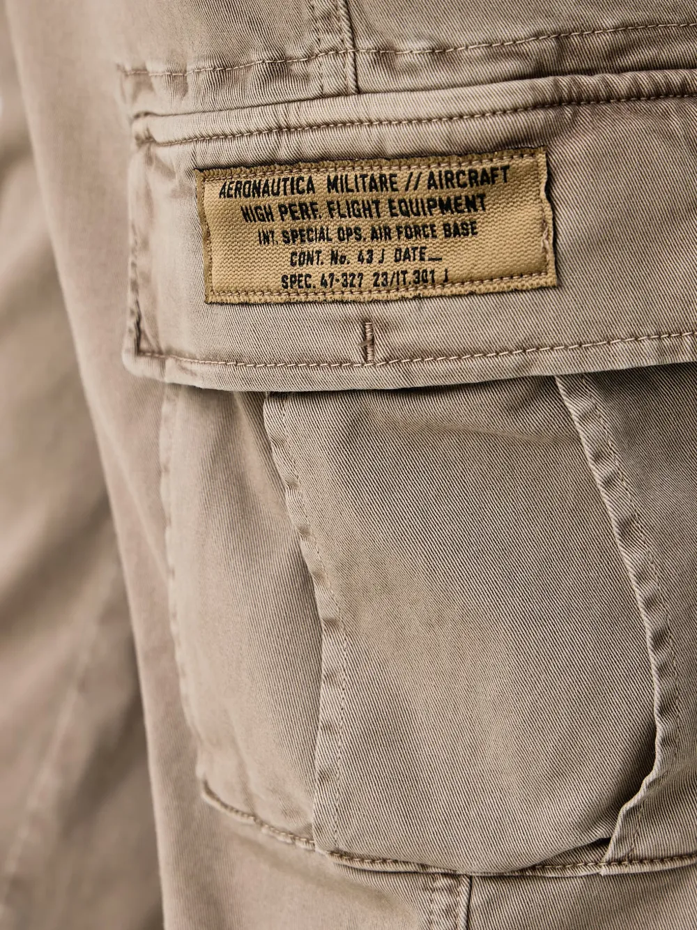 Aeronautica Militare Straight cargobroek met logo-patch Beige