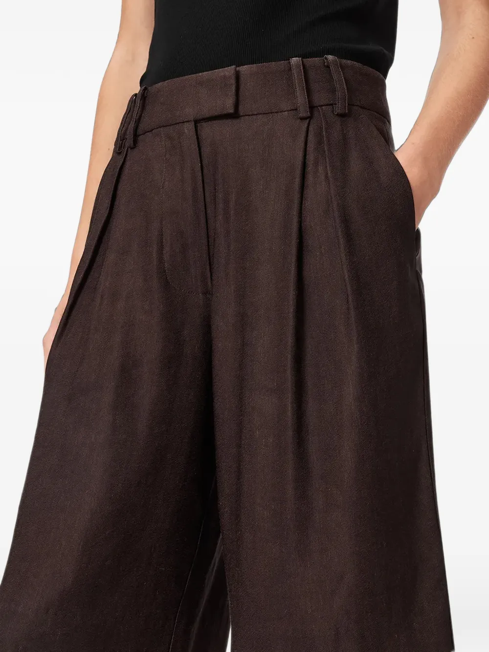 AllSaints Geplooide twill shorts Bruin