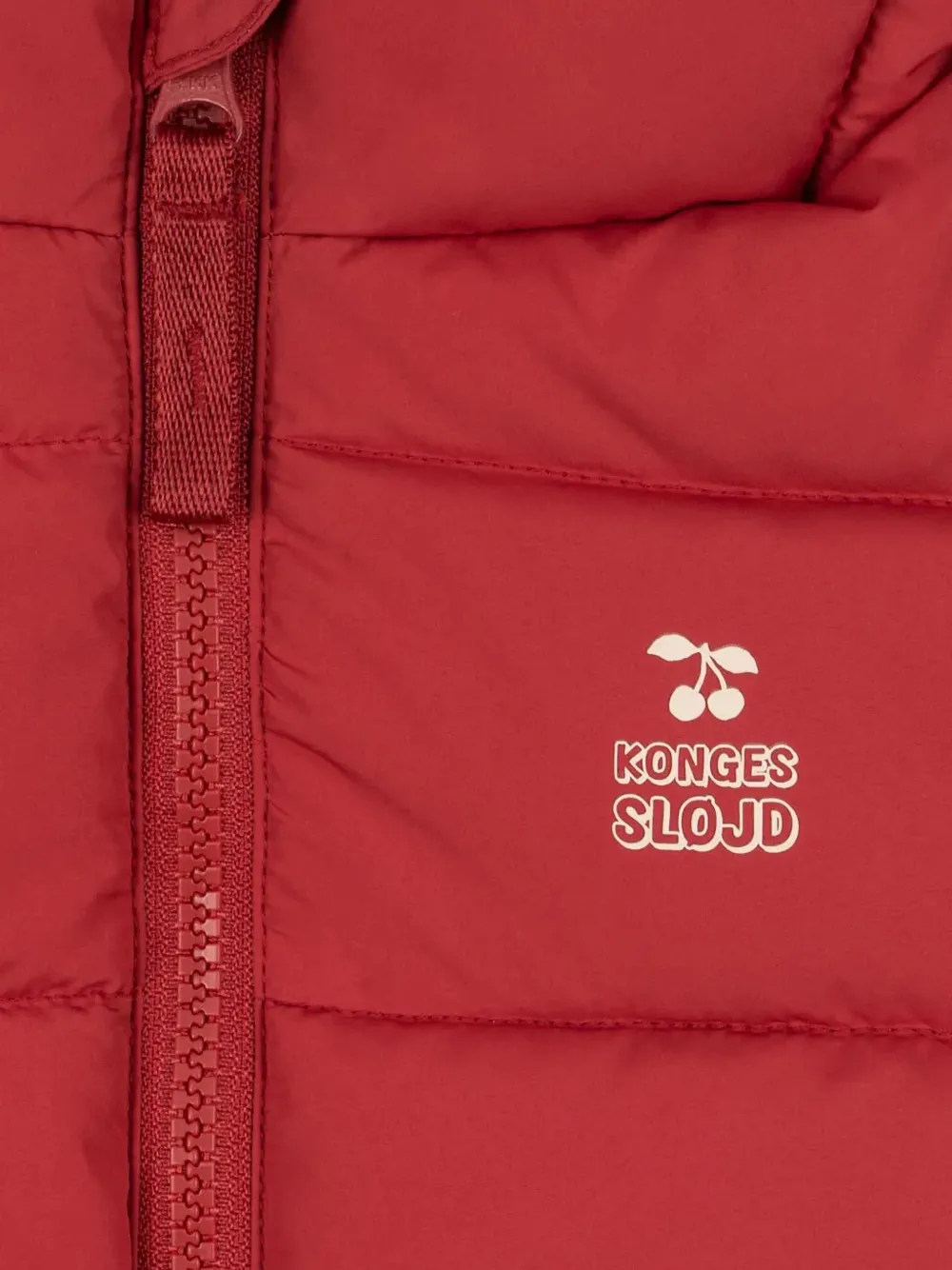 Konges Sløjd Alpi gewatteerd jack met capuchon en logo-print Rood