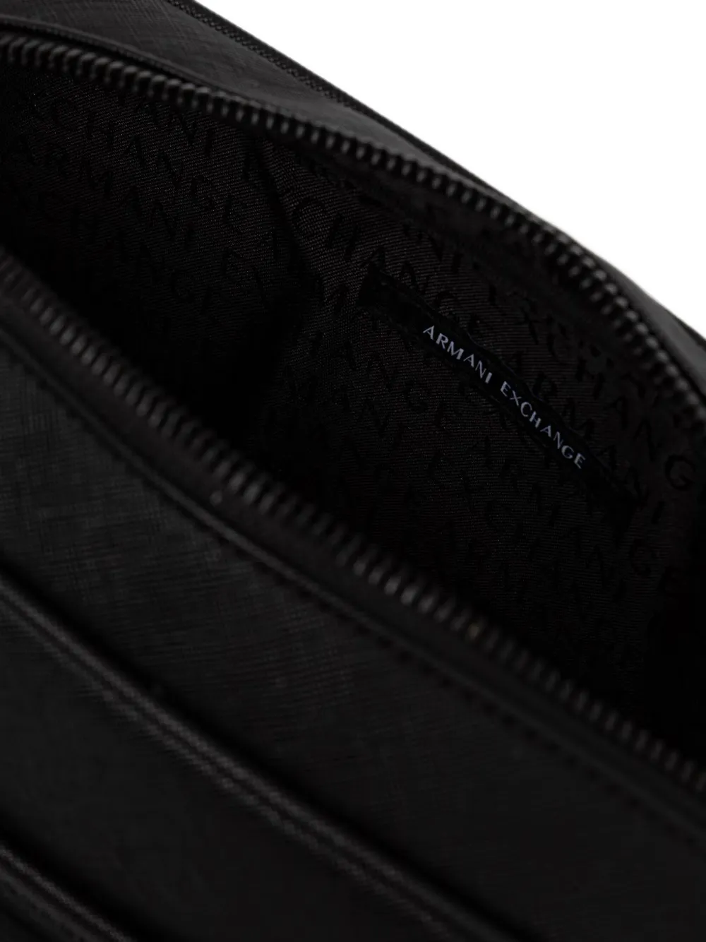Armani Exchange logo-patch wash bag Zwart