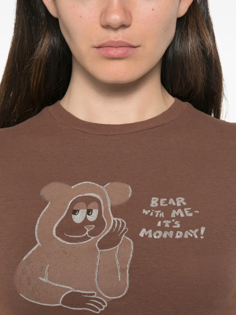 RE DONE 90s Baby Tee Monday T-shirt met grafische print Bruin