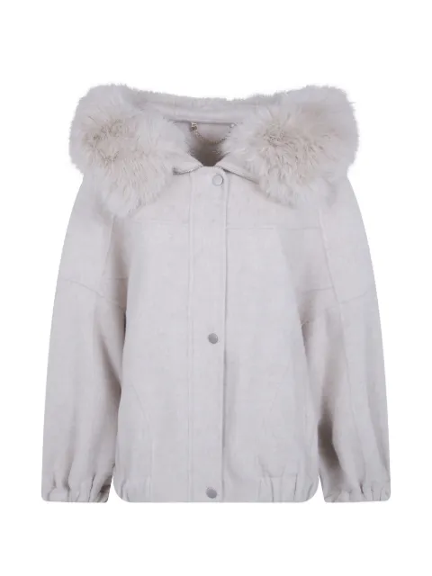 Giovanni Paris veste Yvette à capuche bordée de fourrure artificielle
