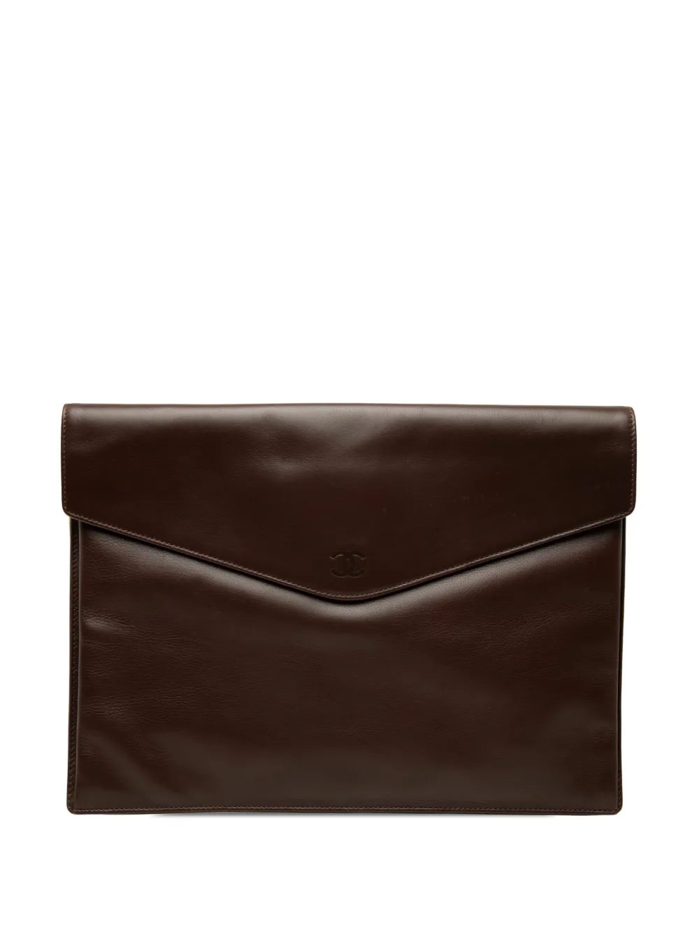 CHANEL Pre-Owned pochette à design enveloppe en cuir de veau lisse à logo CC (1997-1999) - Marron CHANEL Pre-Owned pochette à design enveloppe en cuir de veau lisse à logo CC (1997-1999) - Marron