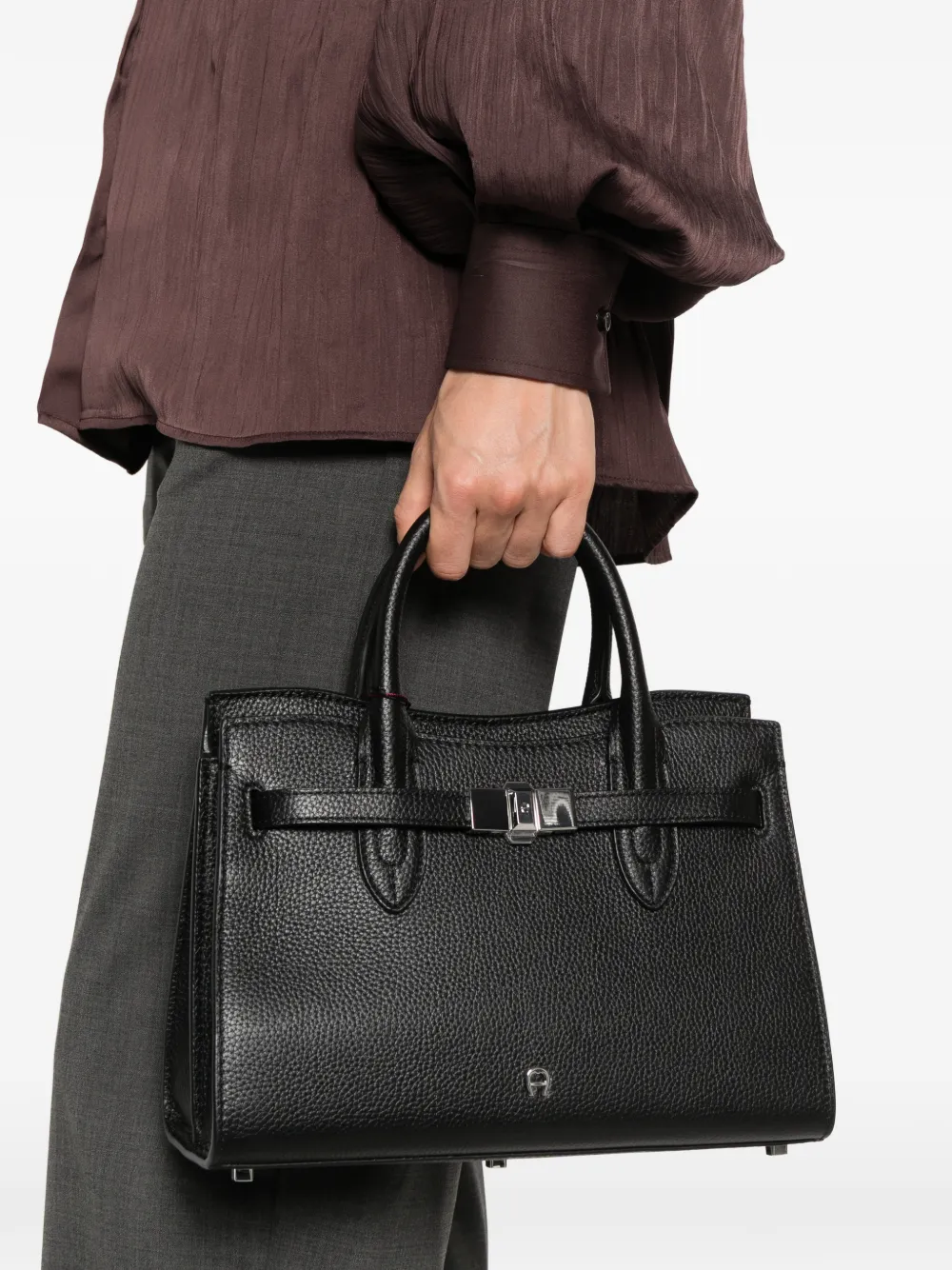 AIGNER Farah M leren shopper met textuur Zwart