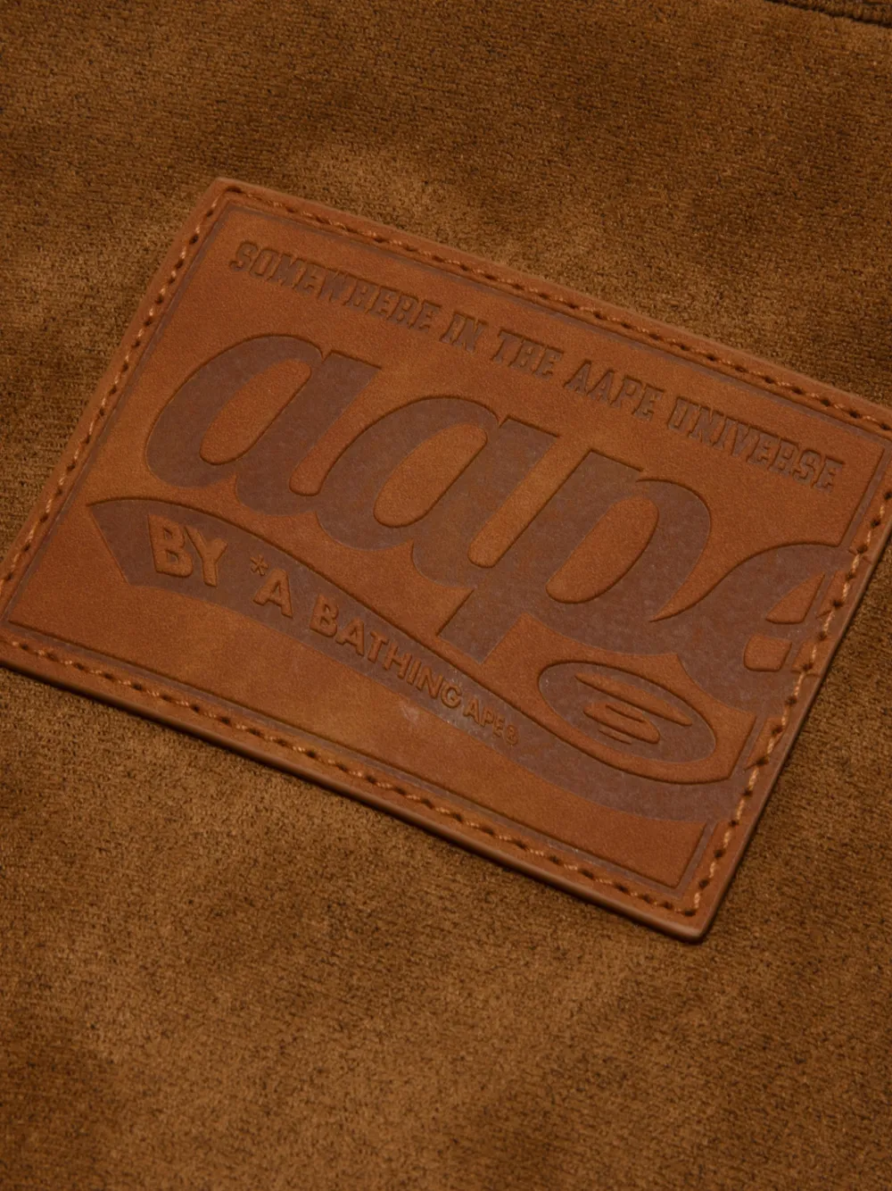 AAPE BY *A BATHING APE College overhemd met contrasterende kraag en logo-patch Bruin