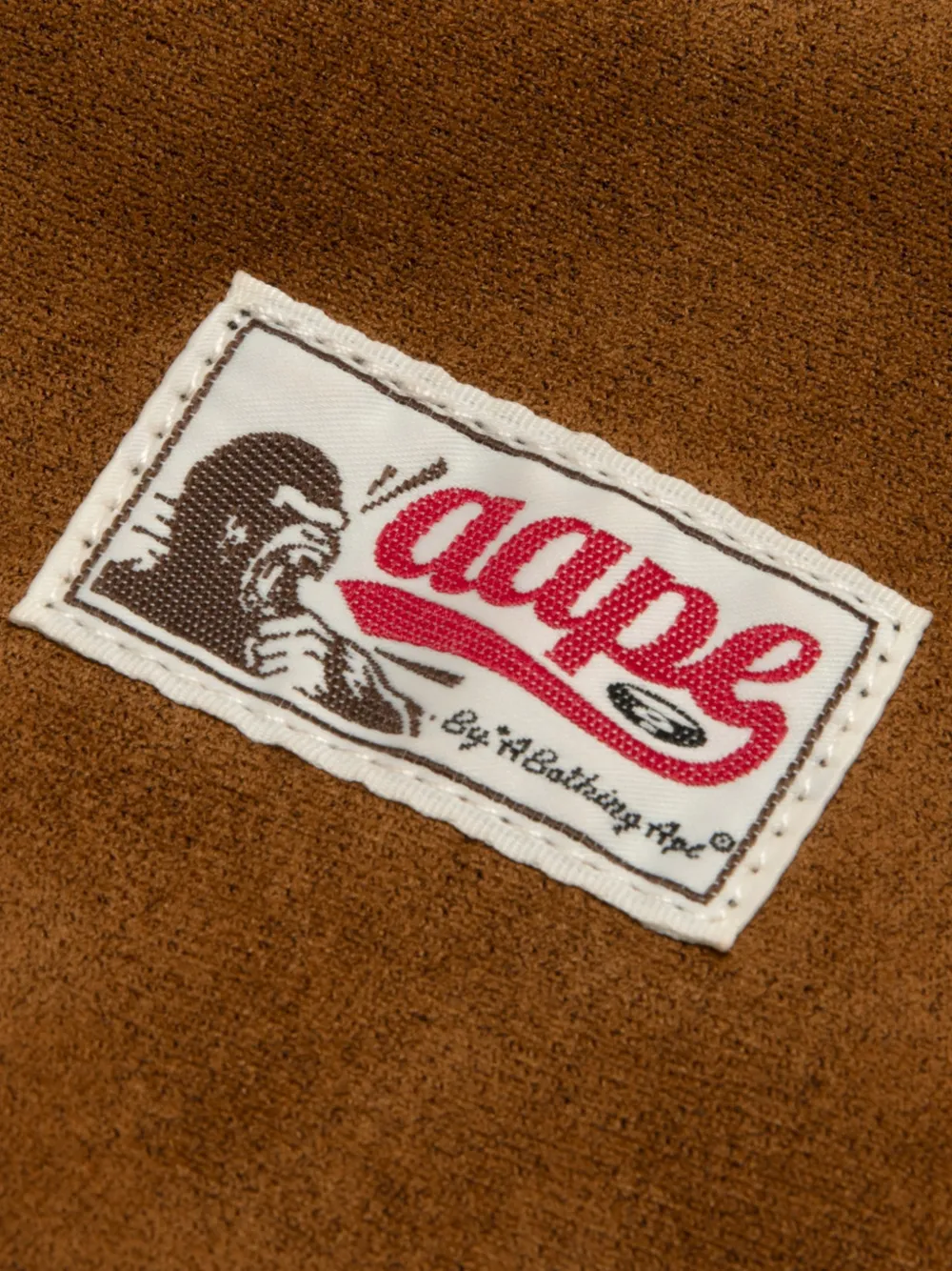 AAPE BY *A BATHING APE College overhemd met contrasterende kraag en logo-patch Bruin