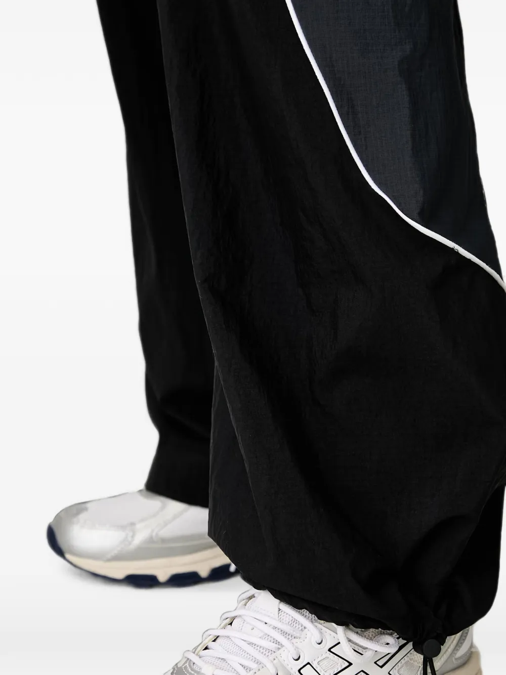Under Armour Unstoppable Woven Wind trainingsbroek met bies en trekkoord bij de zoom Zwart