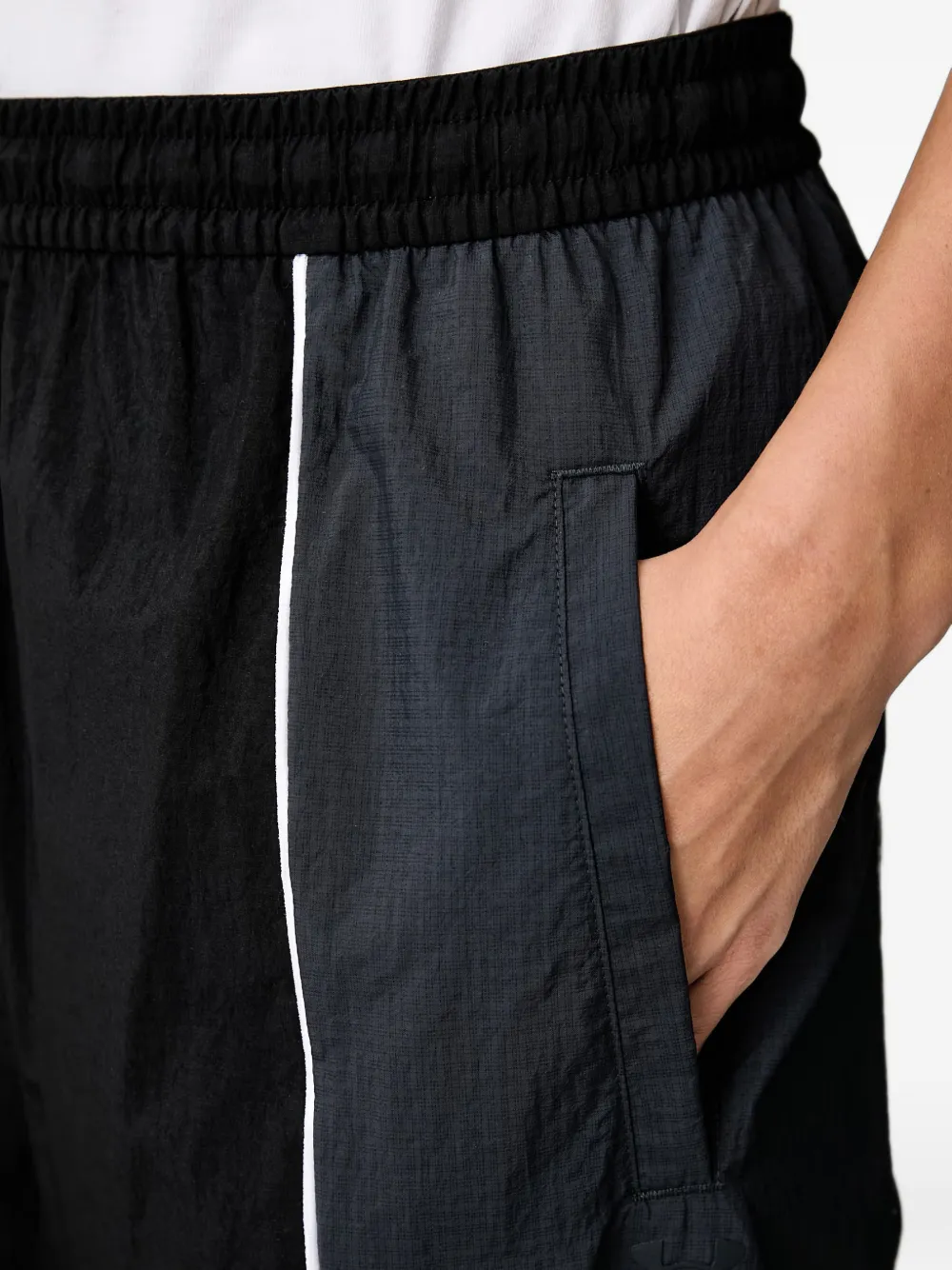 Under Armour Unstoppable Woven Wind trainingsbroek met bies en trekkoord bij de zoom Zwart