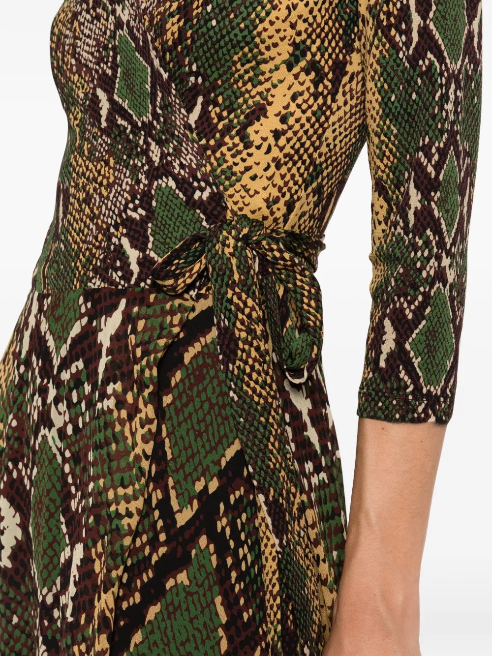 DVF Diane von Furstenberg Irina midi-wikkeljurk met slangen-print Beige