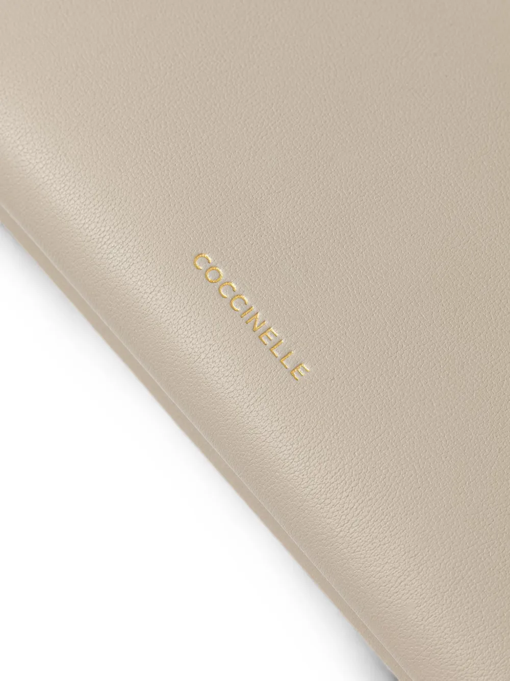 Coccinelle C-Me clutch met ketting en logo-plakkaat Beige