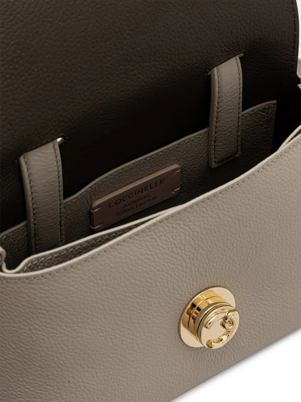 Coccinelle Kleine Nikla schoudertas van bewerkt leer Beige