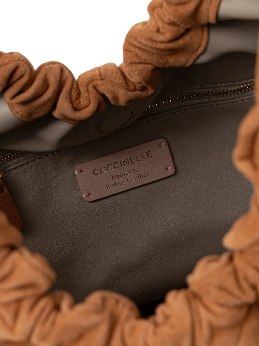 Coccinelle Schoudertas van geborsteld leer met ketting Bruin