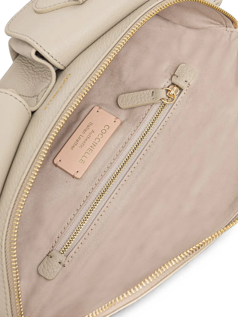 Coccinelle Kleine Mavery Pocket leren heuptas met textuur Beige