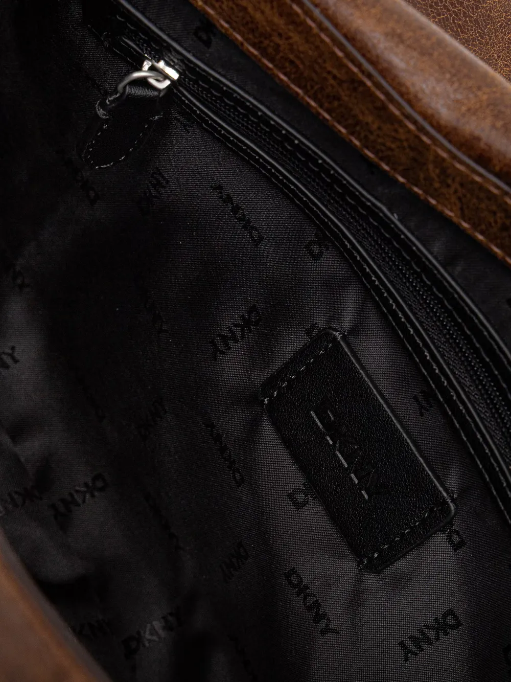 DKNY Shopper met ritssluiting en kettingdetail Bruin