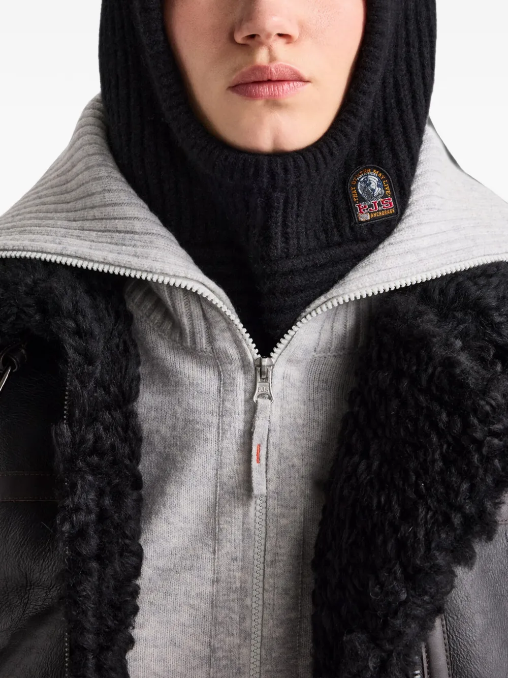 Parajumpers Vinica ribgebreide bivakmuts met logo-patch Zwart