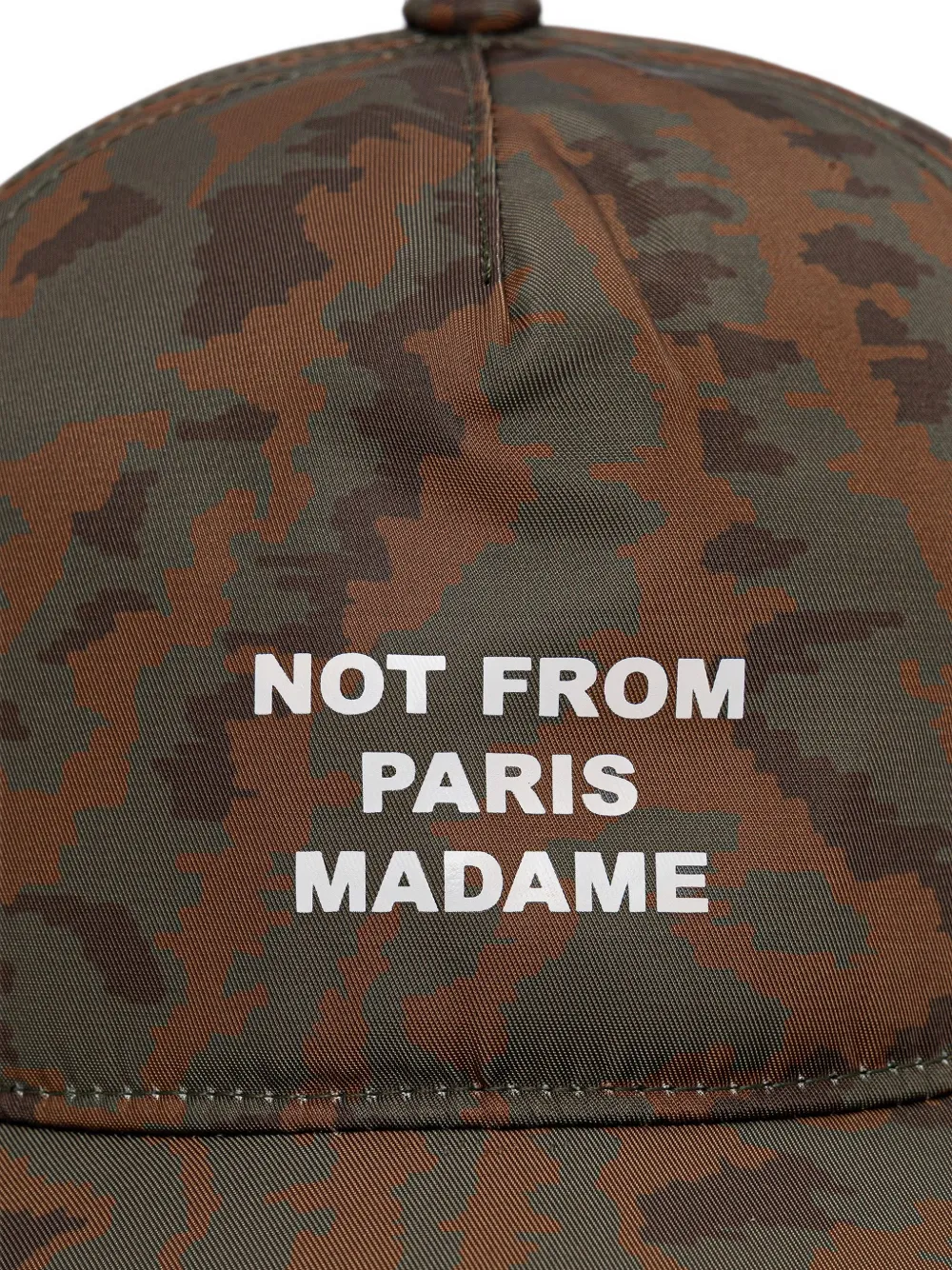 Drôle De Monsieur "Not From Paris Madame" pet met camouflage-print Bruin