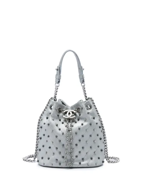 CHANEL Pre-Owned bolsa bucket Stud Wars pequeña de piel de cordero en chevron metalizado con cordones 2017-2018