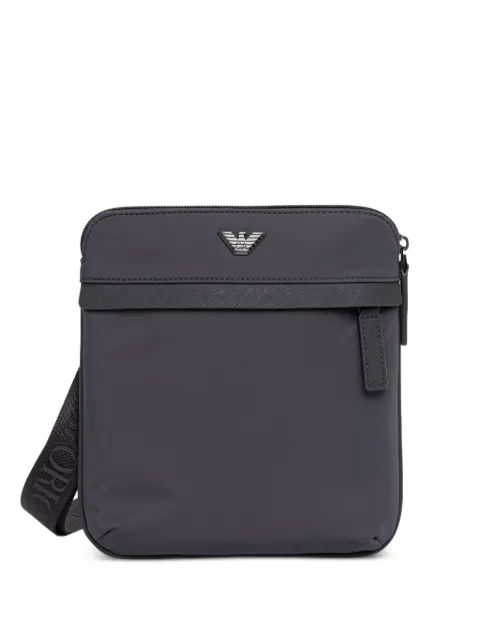 Emporio Armani mochila tipo mensajero con placa del logo