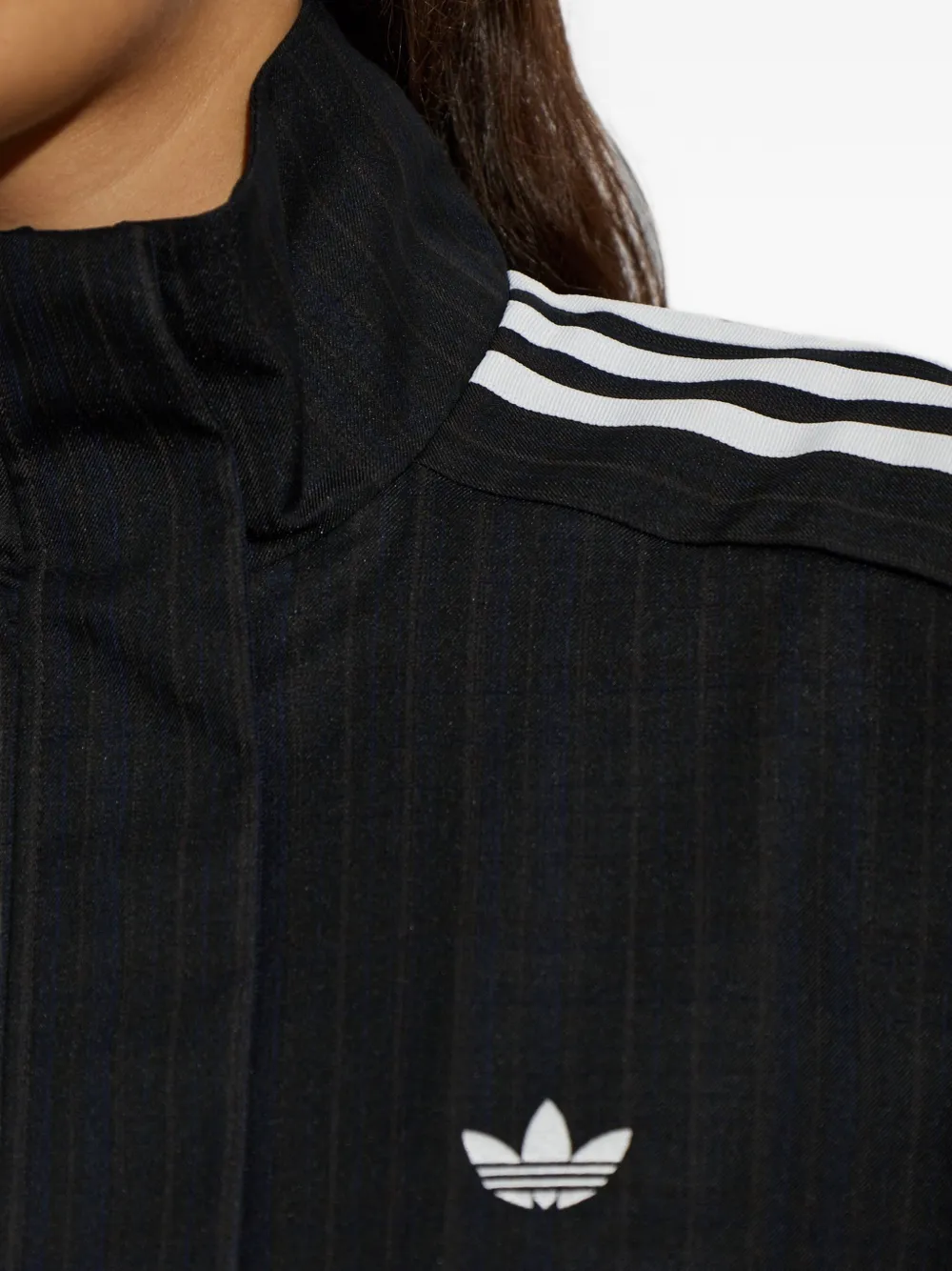 adidas embroidered-logo pinstripe jacket Zwart