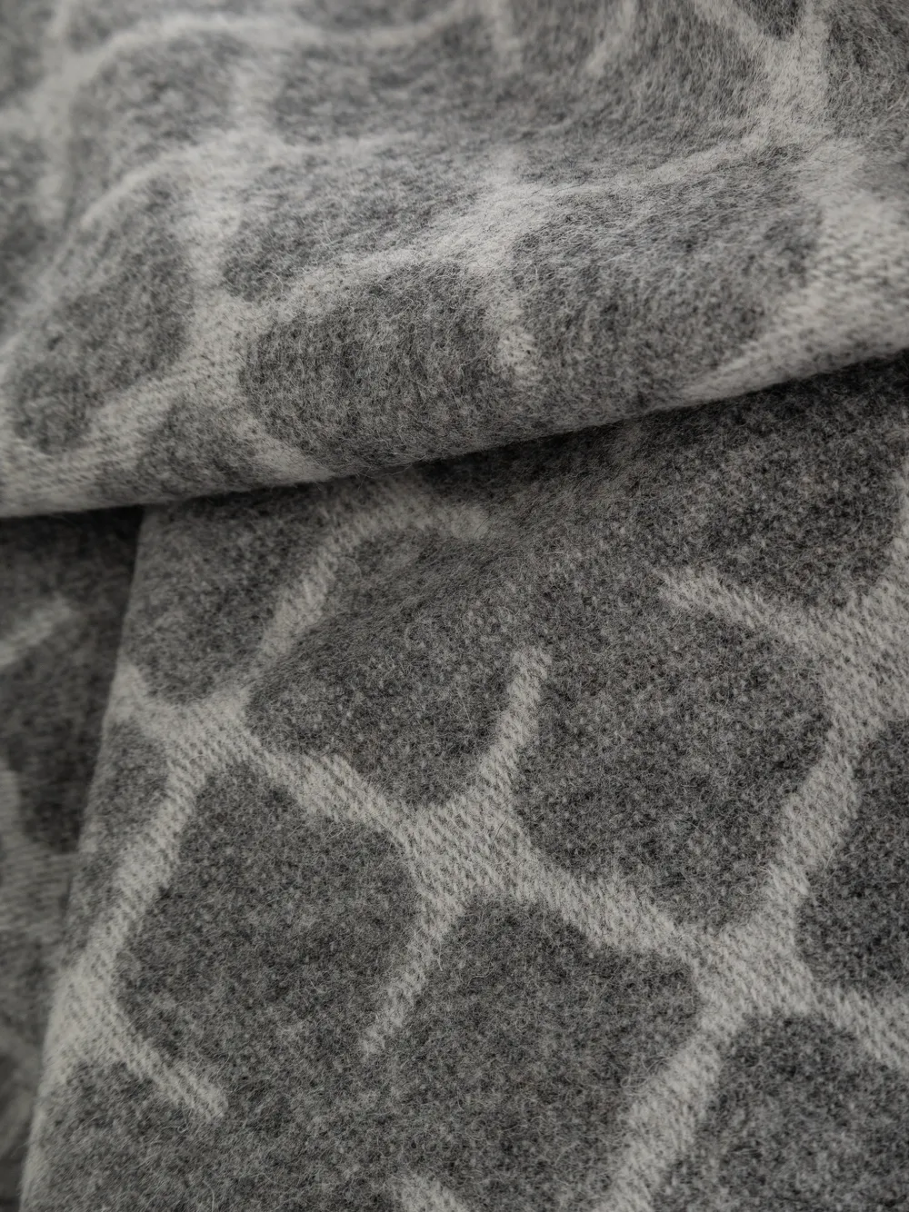 By Malene Birger Ortega sjaal met monogram-patroon Grijs
