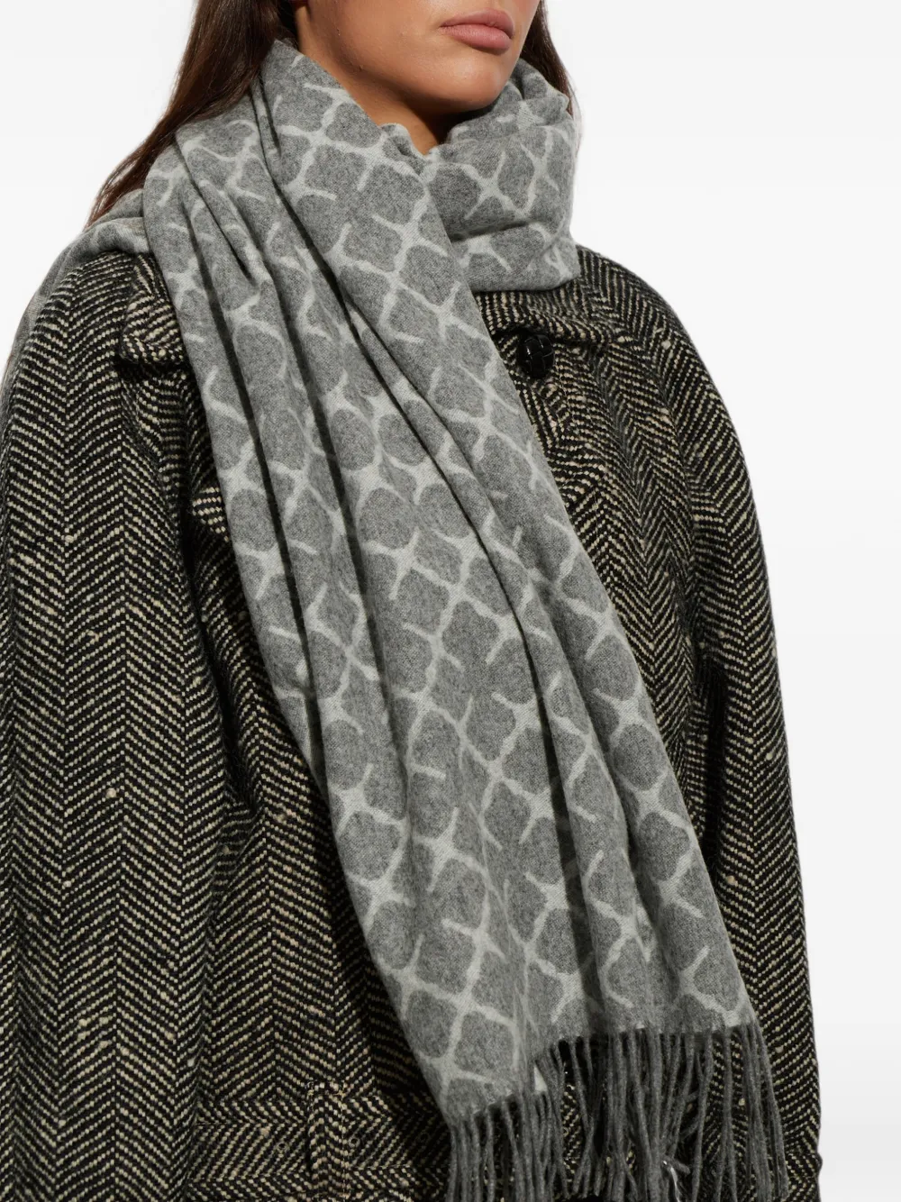 By Malene Birger Ortega sjaal met monogram-patroon Grijs