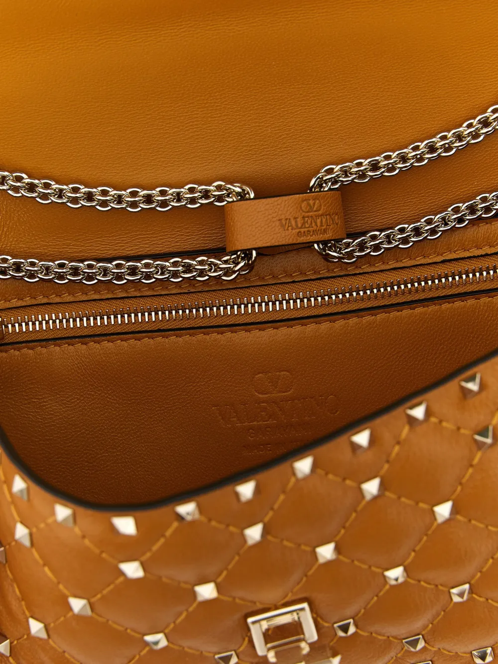 Valentino Garavani Medium Rockstud Spike gewatteerde schoudertas Oranje