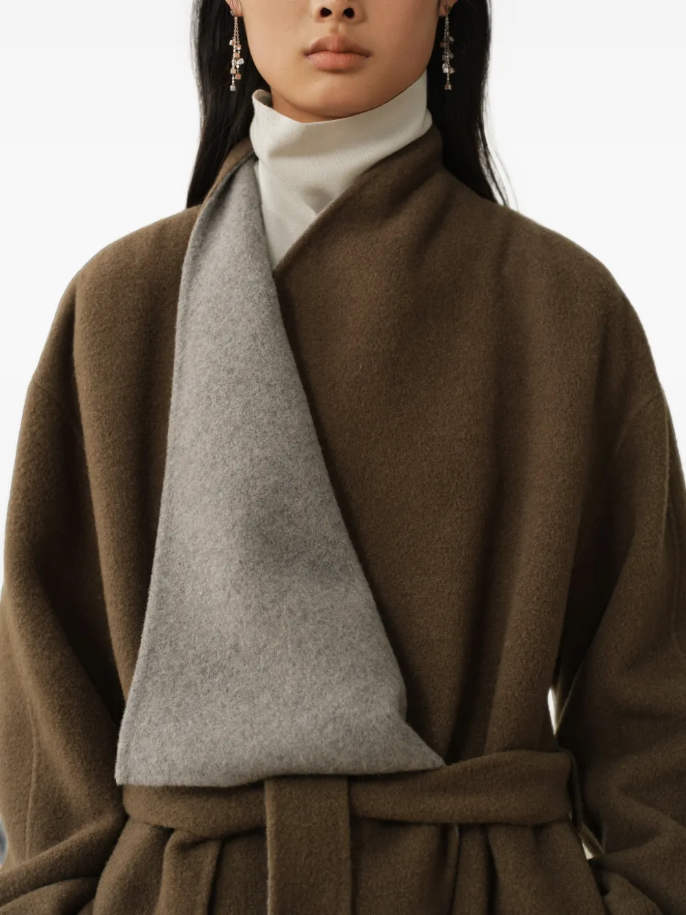 LESS Jas met asymmetrische kraag en ceintuur Bruin