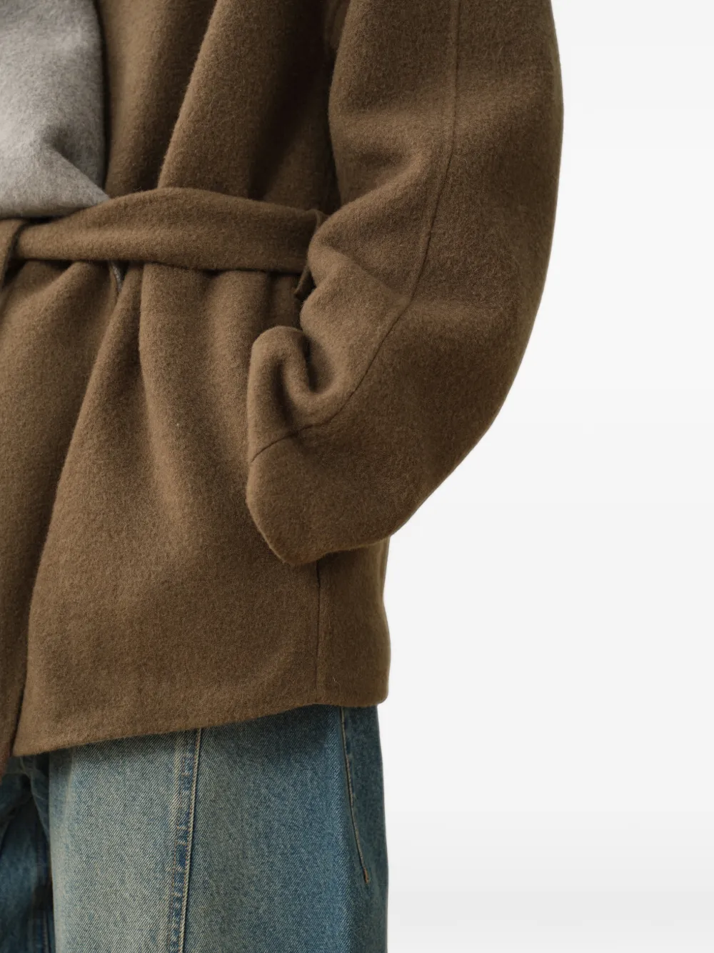 LESS Jas met asymmetrische kraag en ceintuur Bruin