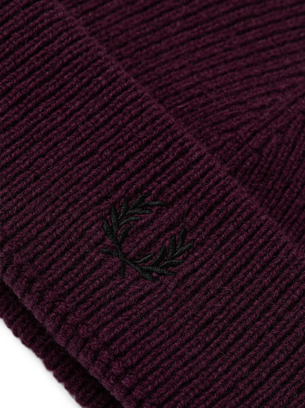 Fred Perry Ribgebreide muts met borduurwerk Paars