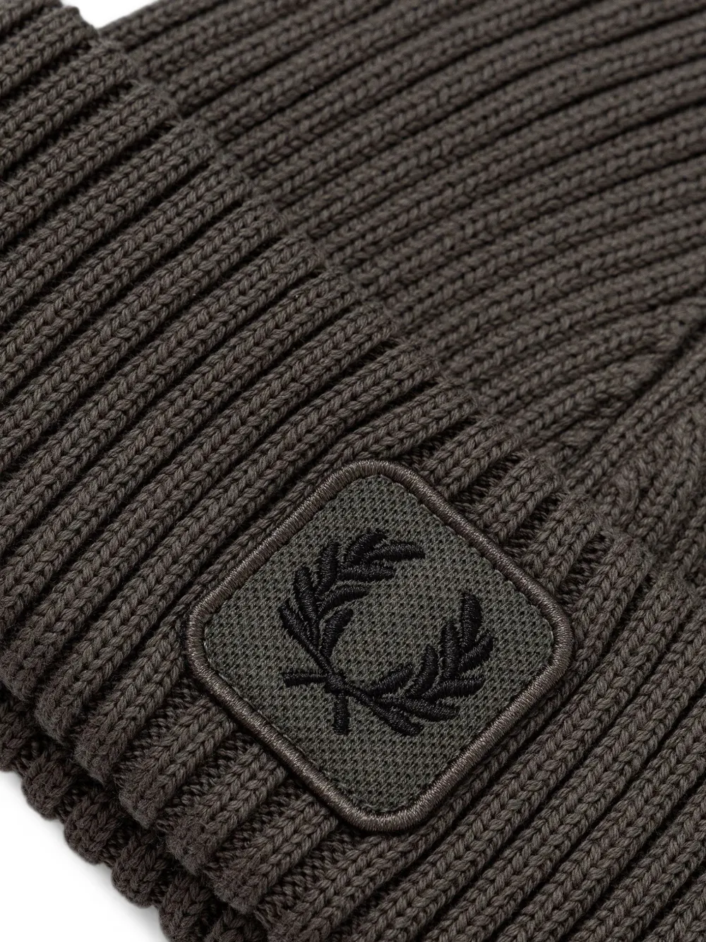 Fred Perry ribbed-knit logo-patch beanie hat Groen