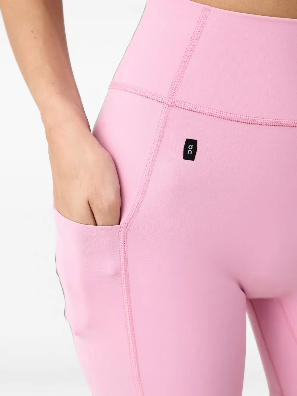 On Studio high-waist shorts met logo-patch Roze