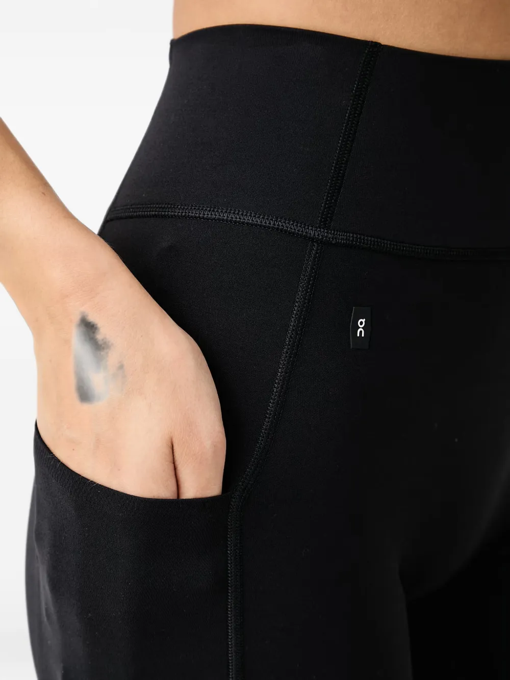 On Studio high-waist shorts met zijzak Zwart