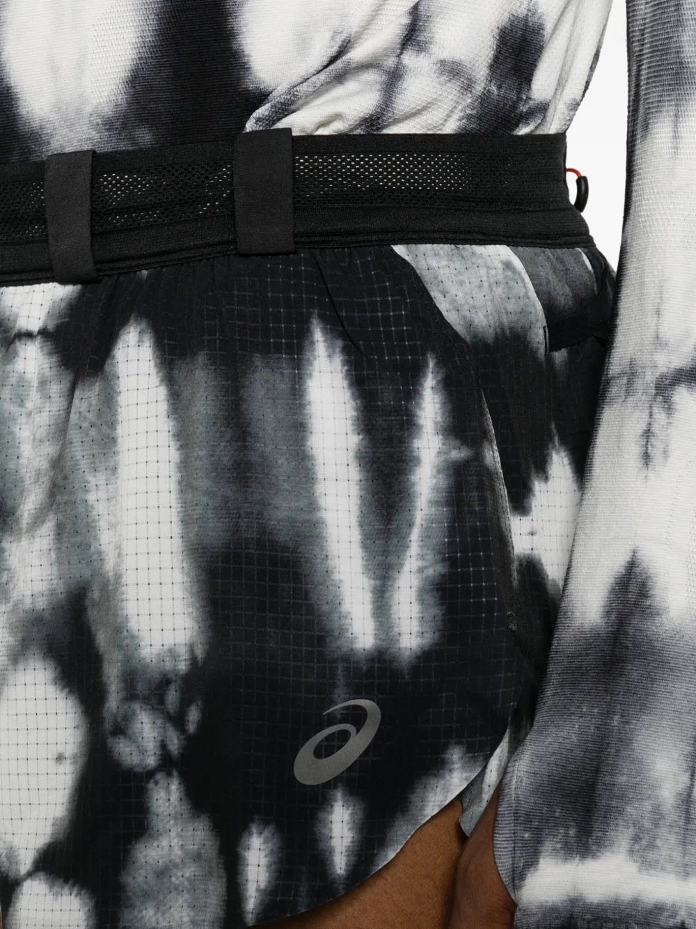 ASICS Ripstop broek met tie-dye-print Zwart