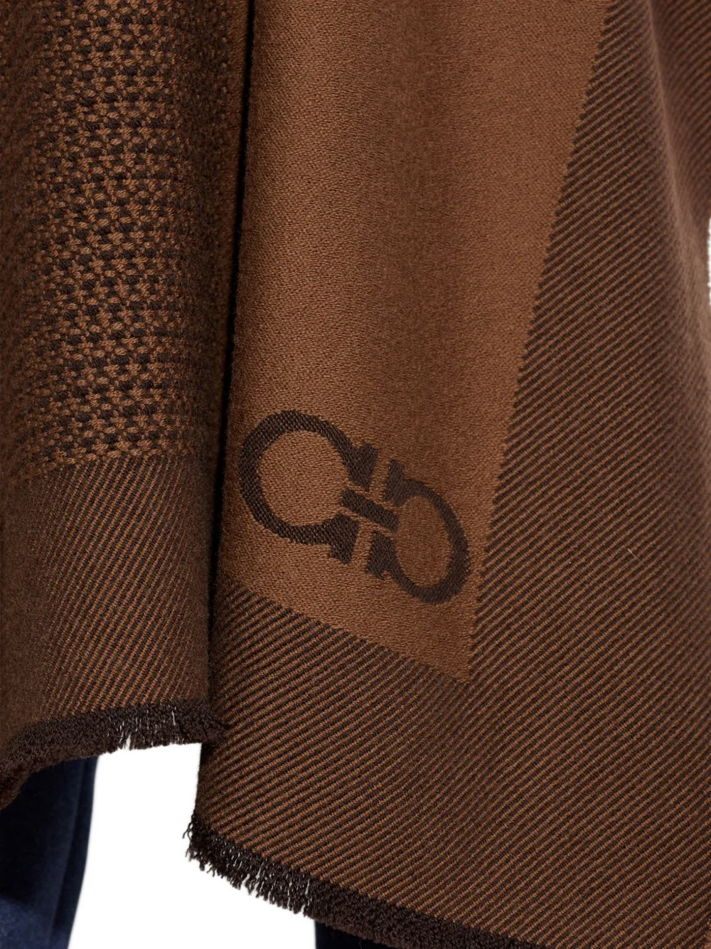 Ferragamo Gancini poncho met patchwork Bruin