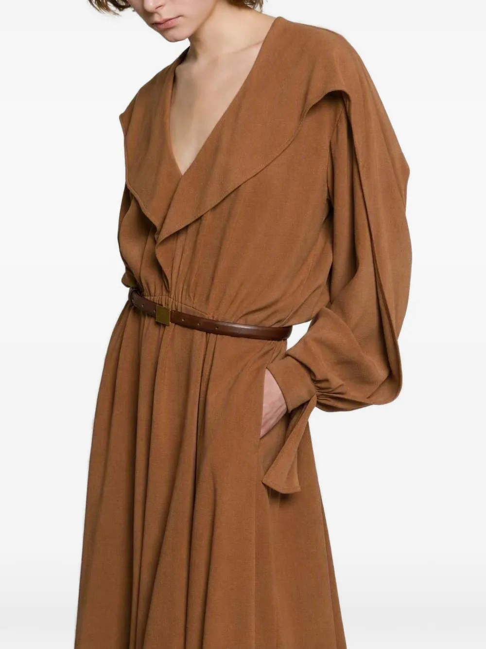 Alberta Ferretti Gesmockte maxi-jurk met capekraag Bruin