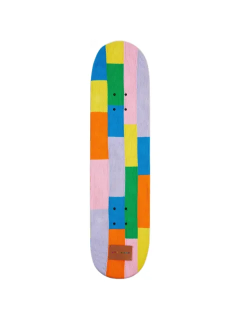 Mira Mikati patineta tejida con diseño color block
